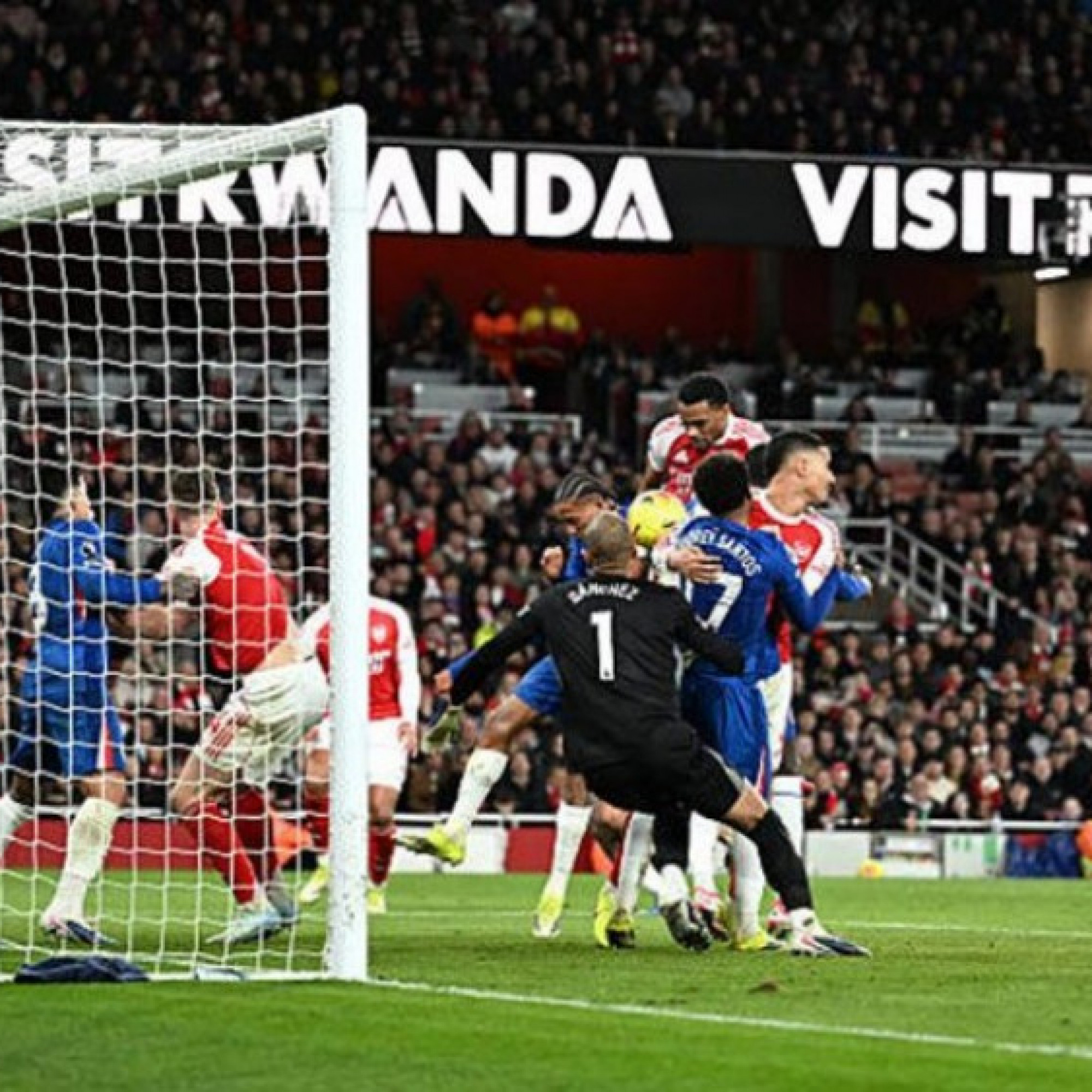  - Arsenal thắng sát nút Chelsea & sắp phá kỷ lục ghi bàn phạt góc, HLV Arteta chưa vui