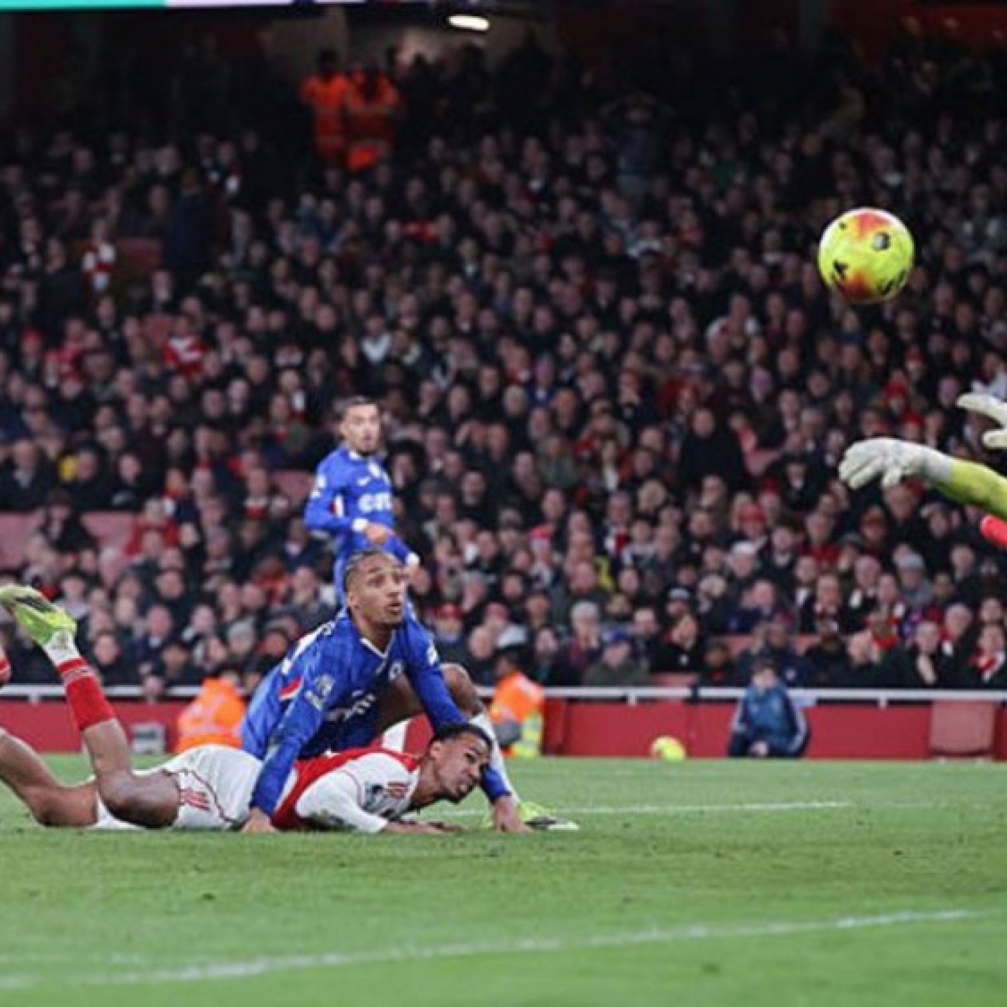  - Arsenal lê lết về đích, đầu bảng nhưng lối đá làm fan "già đi chục tuổi"