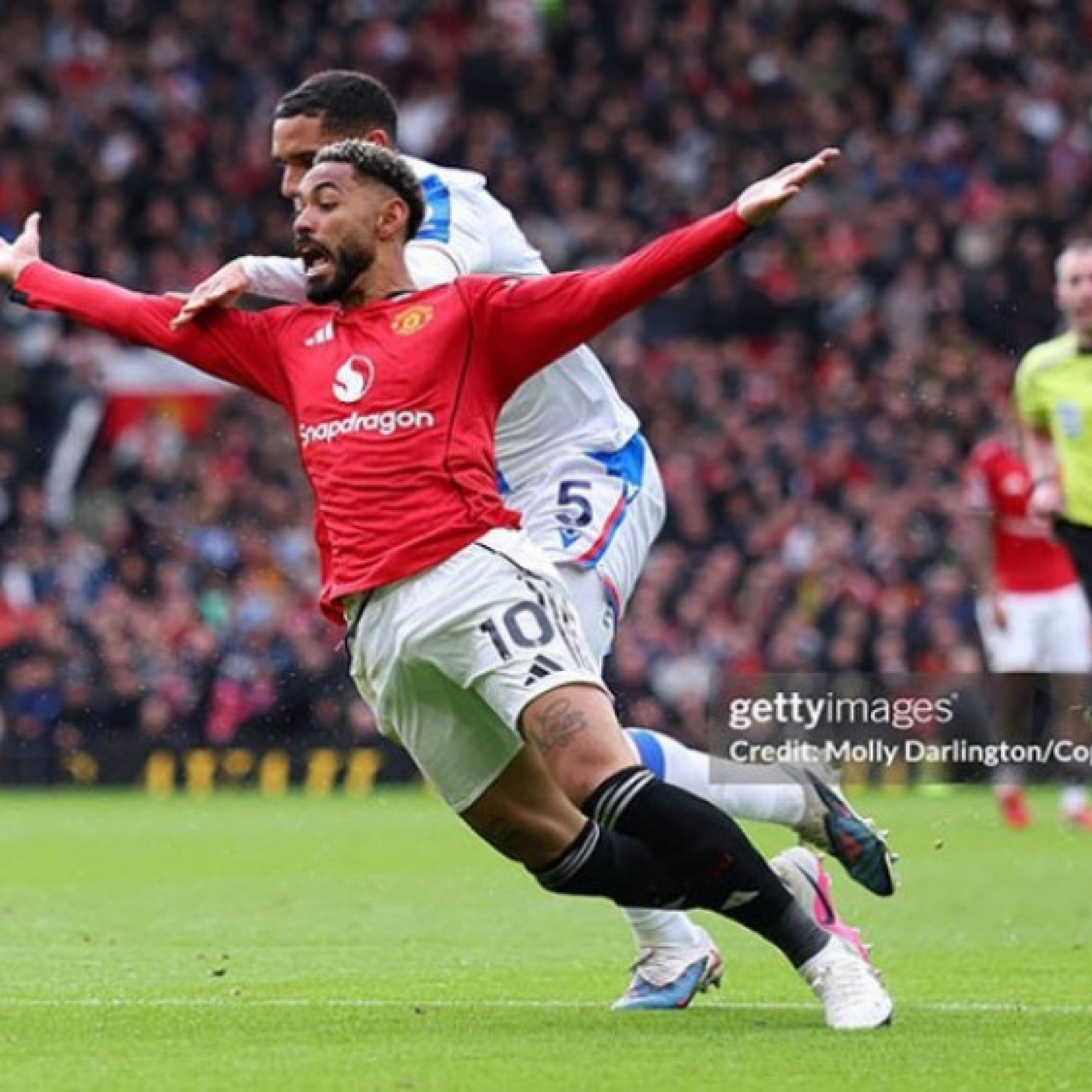 HLV Glasner chỉ trích quả 11m & thẻ đỏ, tố Cunha diễn kịch giúp MU hưởng lợi