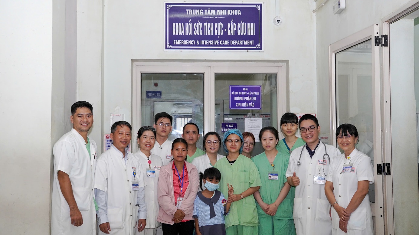 Bị rắn cạp nia cắn, bé gái được cứu sống nhờ một du khách nhanh chóng mang thuốc đến - 1