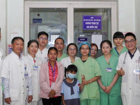  - Bị rắn cạp nia cắn, bé gái được cứu sống nhờ một du khách nhanh chóng mang thuốc đến