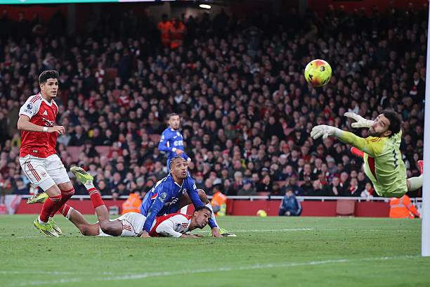 Arsenal lê lết về đích, đầu bảng nhưng lối đá làm fan "già đi chục tuổi" - 2