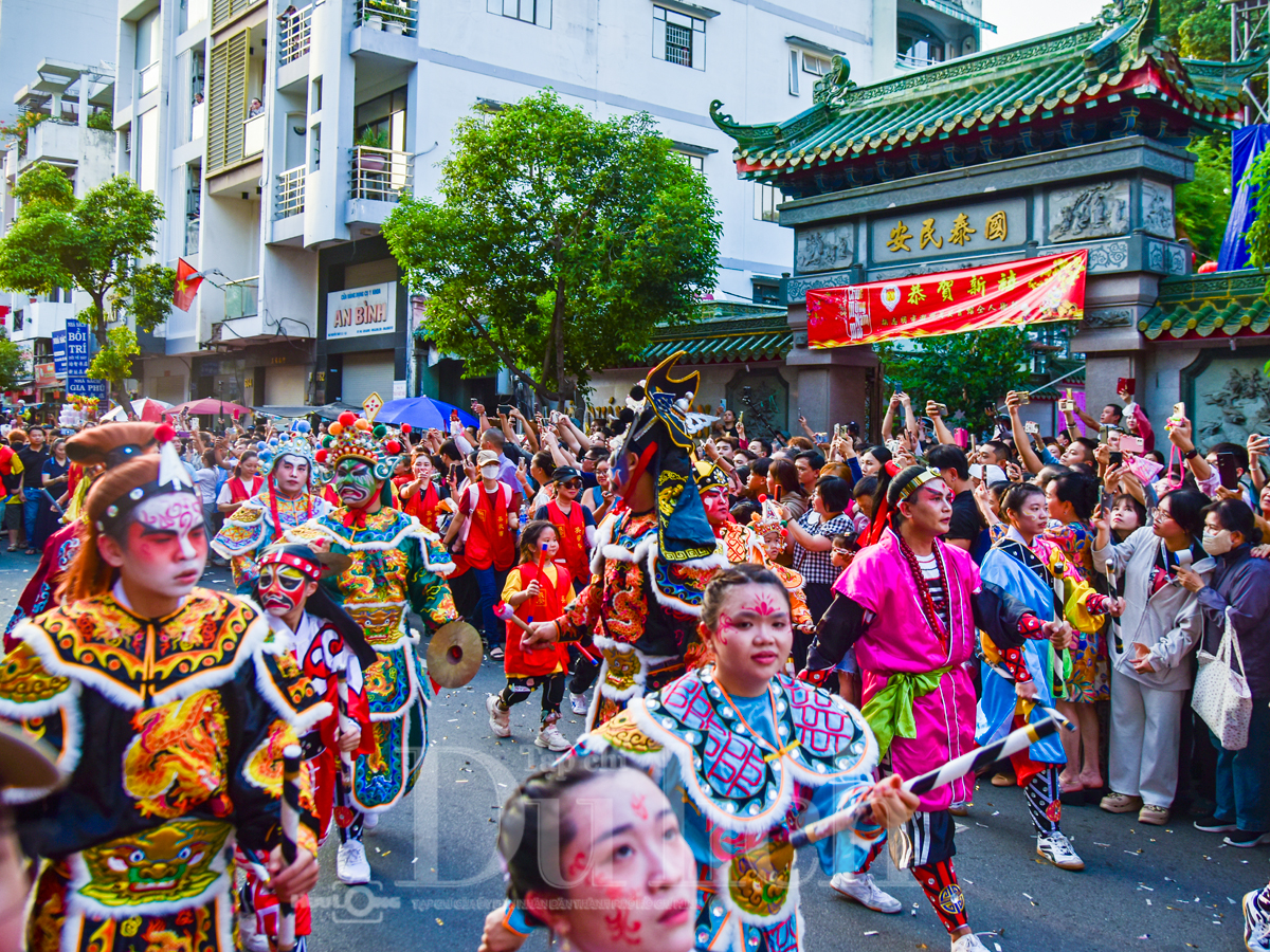 Rồng lân múa lượn khắp phố Chợ Lớn đêm Nguyên tiêu - 11