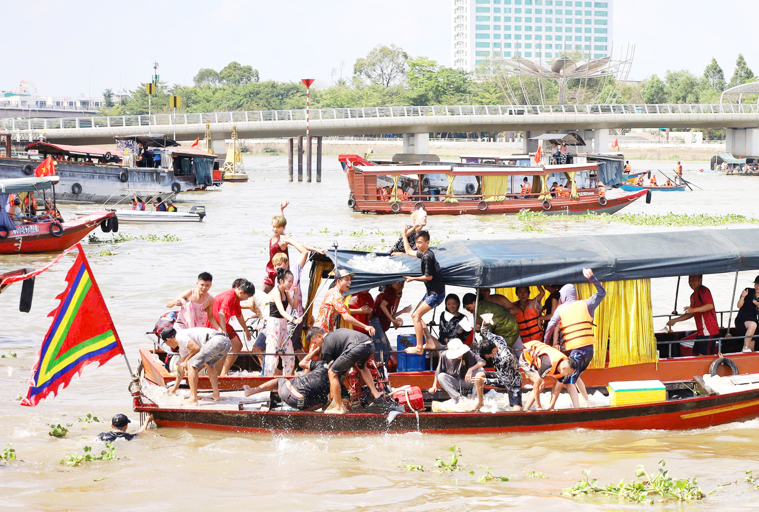 Sông nước Cần Thơ rộn ràng Lễ hội Tống phong - 11