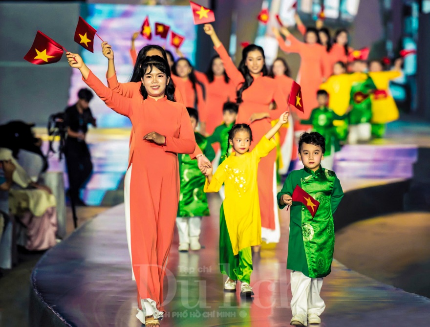 Hoa hậu Nguyễn Thanh Hà: 'Áo dài không chỉ là trang phục, đó là tâm hồn Việt' - 1