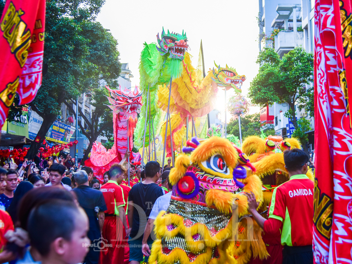 Rồng lân múa lượn khắp phố Chợ Lớn đêm Nguyên tiêu - 1