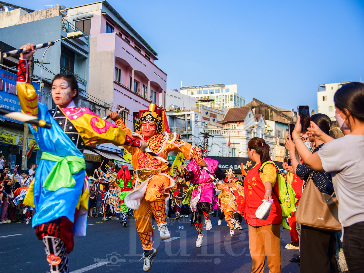 Rồng lân múa lượn khắp phố Chợ Lớn đêm Nguyên tiêu - 10