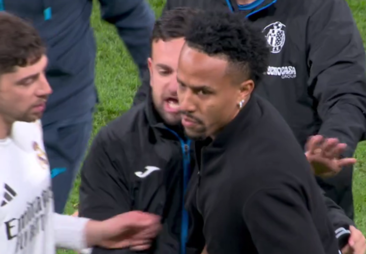 Real Madrid thua sốc trong cơn "mưa thẻ": Sao trẻ bị đuổi vì chửi trọng tài, Rudiger tung gối vào mặt đối thủ - 4