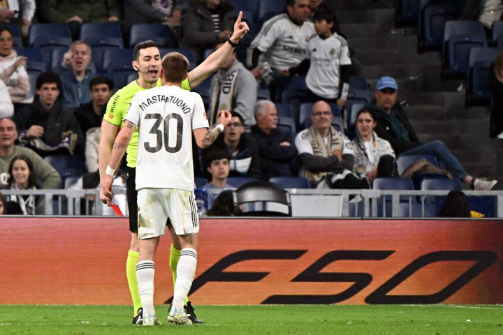 Real Madrid thua sốc trong cơn "mưa thẻ": Sao trẻ bị đuổi vì chửi trọng tài, Rudiger tung gối vào mặt đối thủ - 1