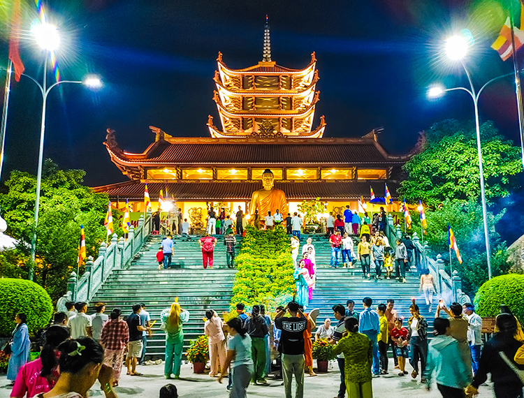 Đầu xuân, hành hương về chiêm bái Phật Cô đơn