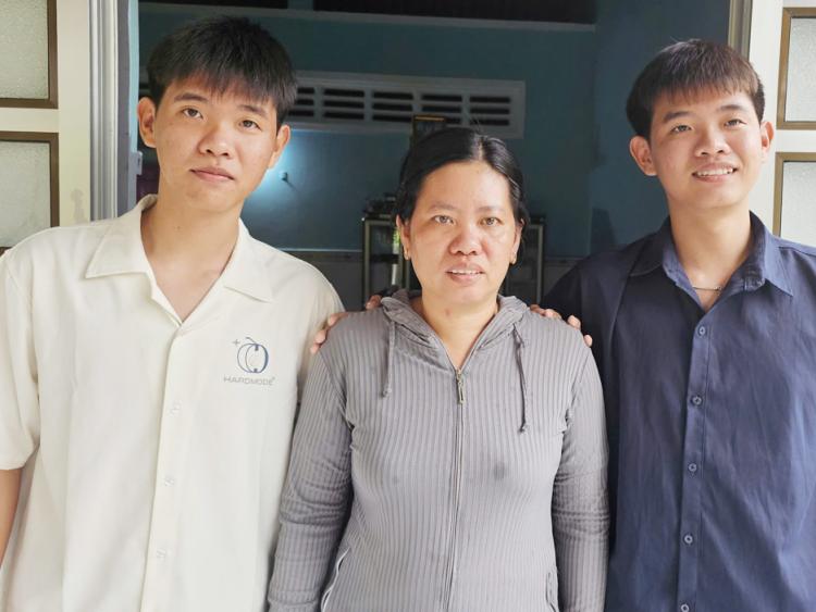 Hai cặp song sinh Nhân - Nghĩa và Huy - Hoàng ở Cần Thơ tình nguyện nhập ngũ