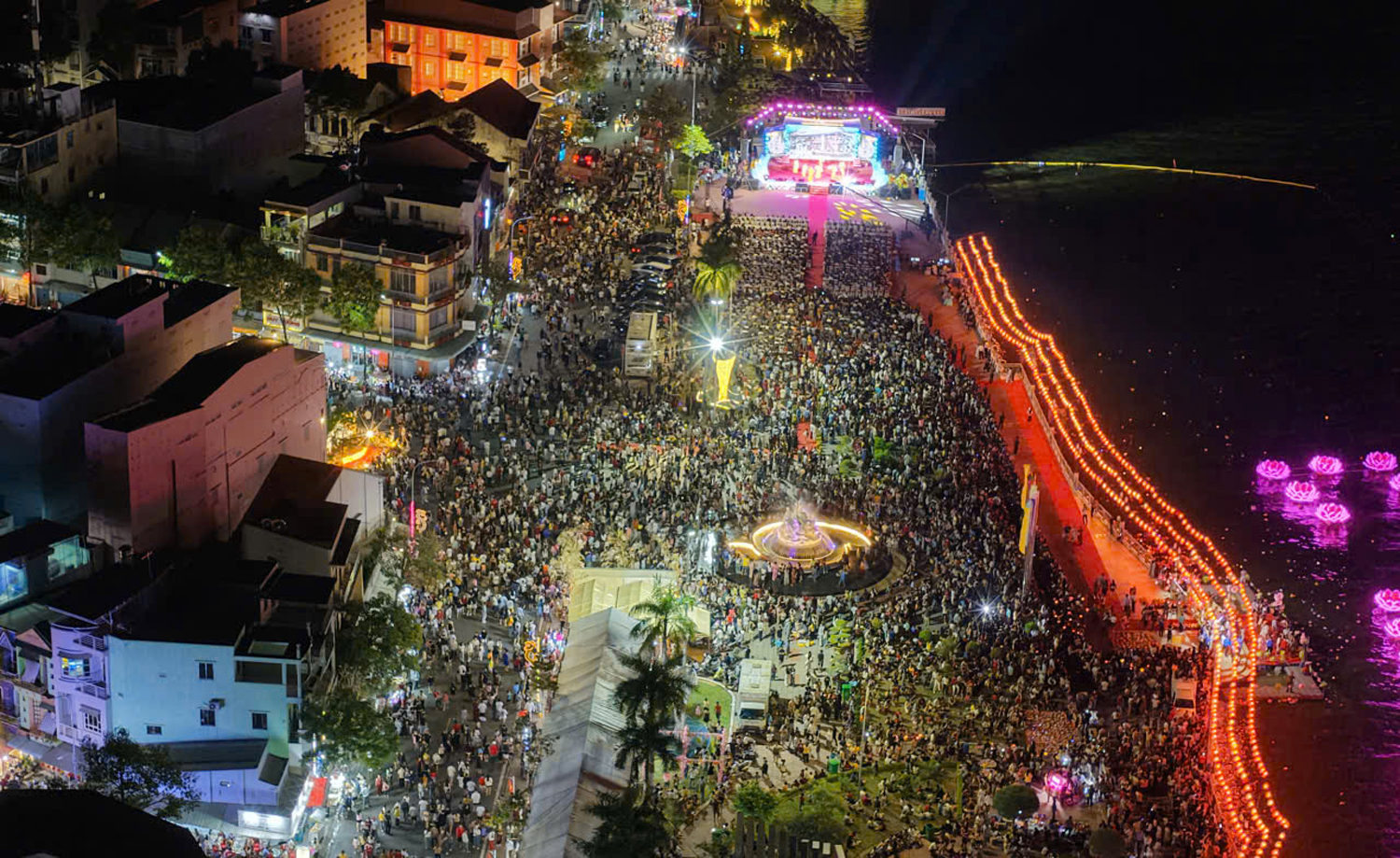 Hàng nghìn du khách xem pháo hoa Lễ hội 290 năm thành lập Tao đàn Chiêu Anh Các - 1