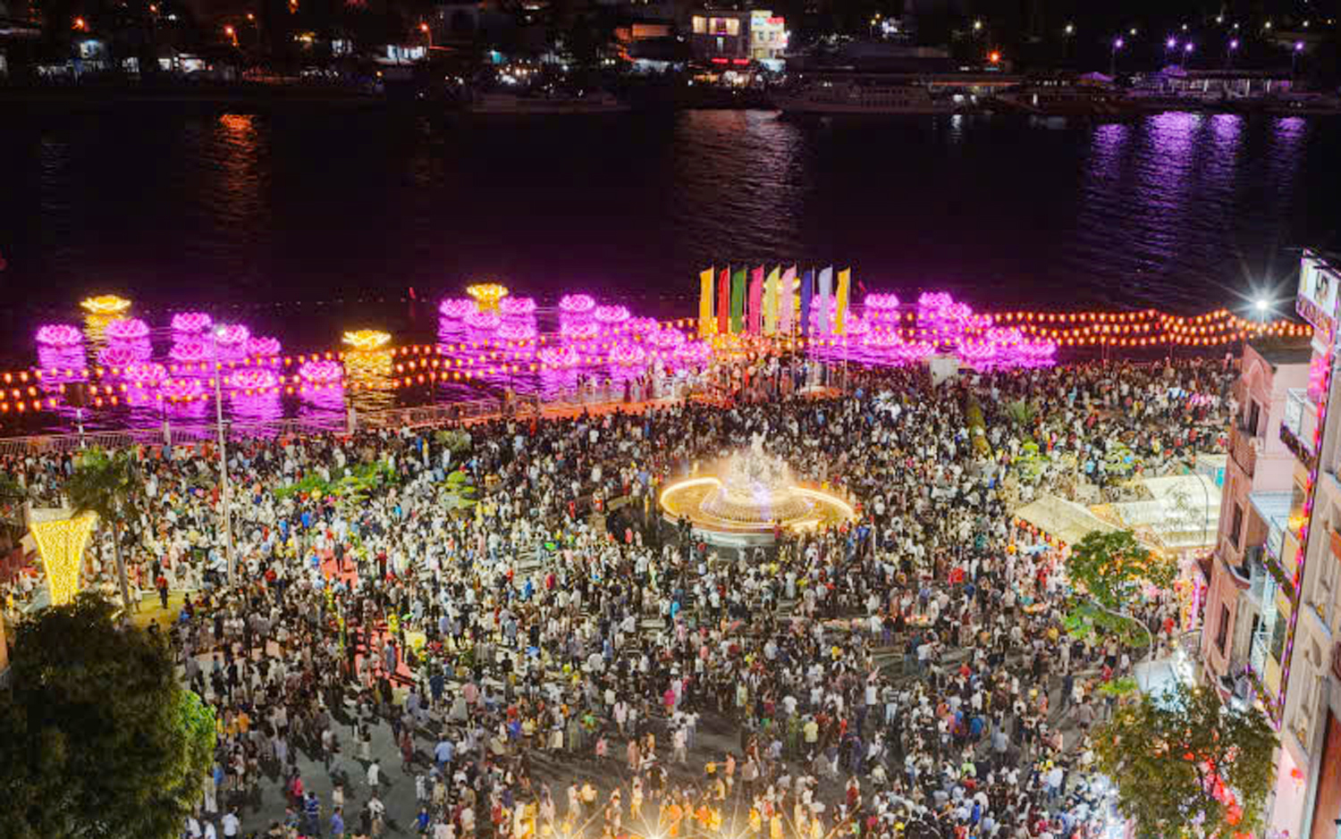 Hàng nghìn du khách xem pháo hoa Lễ hội 290 năm thành lập Tao đàn Chiêu Anh Các - 2