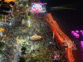  - Hàng nghìn du khách xem pháo hoa Lễ hội 290 năm thành lập Tao đàn Chiêu Anh Các