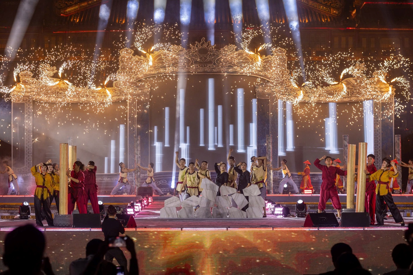 ‘Thi dĩ ngôn chí’ tôn vinh di sản thi ca của các hoàng đế triều Nguyễn - 1