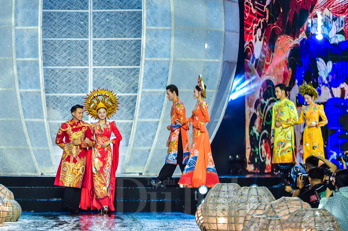 Rực rỡ ‘Sợi tơ vàng son’ giữa cơn mưa TP.HCM: Đêm khai hội áo dài đầy cảm xúc - 7