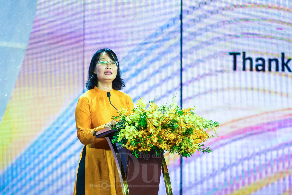 Rực rỡ ‘Sợi tơ vàng son’ giữa cơn mưa TP.HCM: Đêm khai hội áo dài đầy cảm xúc - 6