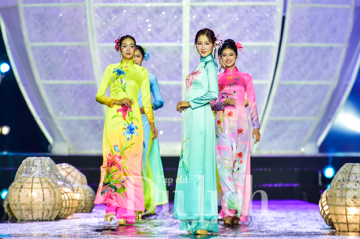 Rực rỡ ‘Sợi tơ vàng son’ giữa cơn mưa TP.HCM: Đêm khai hội áo dài đầy cảm xúc - 9