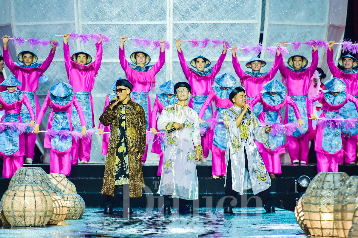 Rực rỡ ‘Sợi tơ vàng son’ giữa cơn mưa TP.HCM: Đêm khai hội áo dài đầy cảm xúc - 10