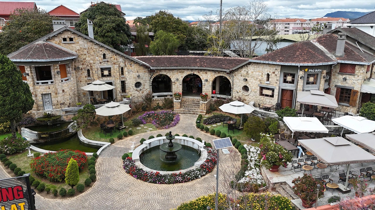 Khám phá ngôi biệt thự đá nổi tiếng ở xứ ngàn hoa - 1