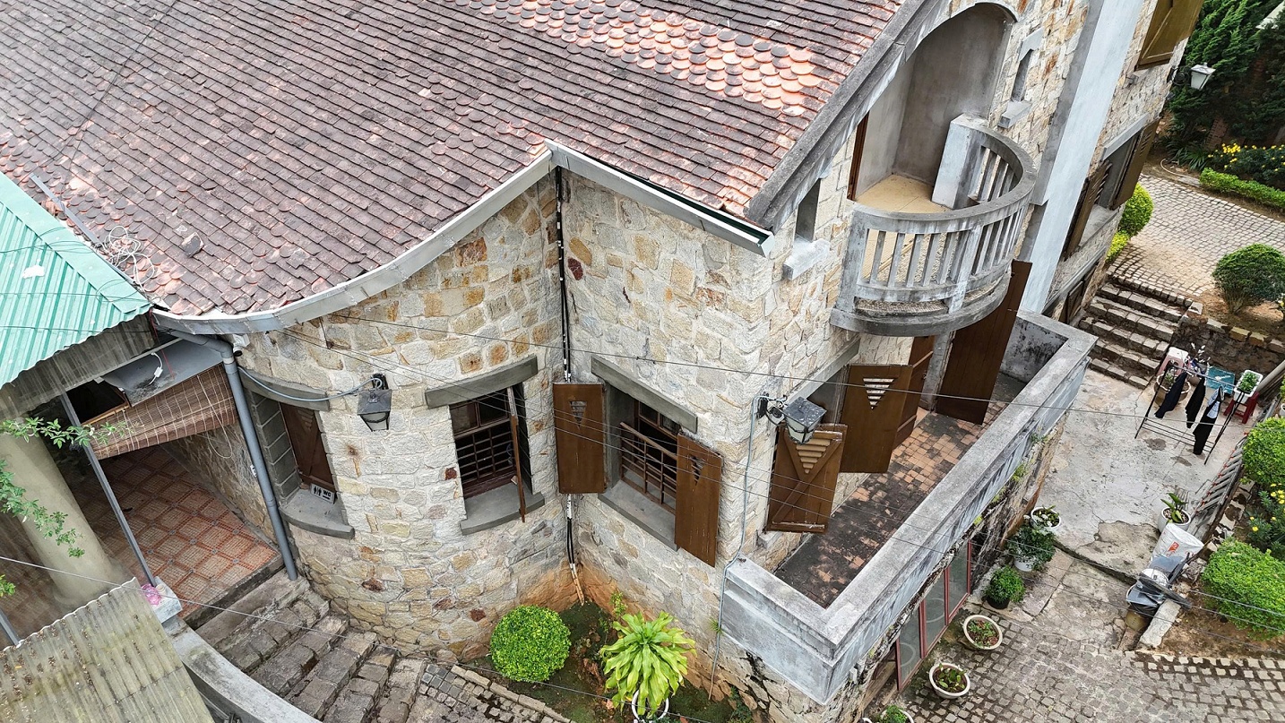 Khám phá ngôi biệt thự đá nổi tiếng ở xứ ngàn hoa - 2