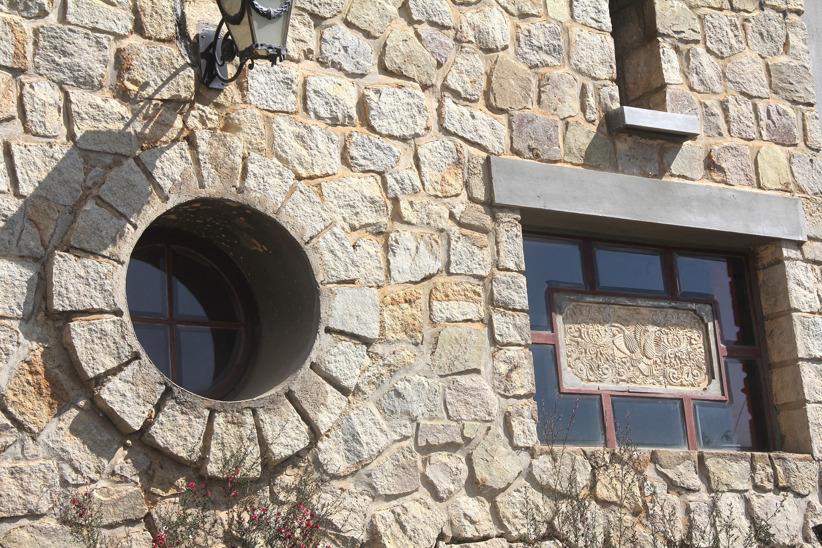 Khám phá ngôi biệt thự đá nổi tiếng ở xứ ngàn hoa - 4