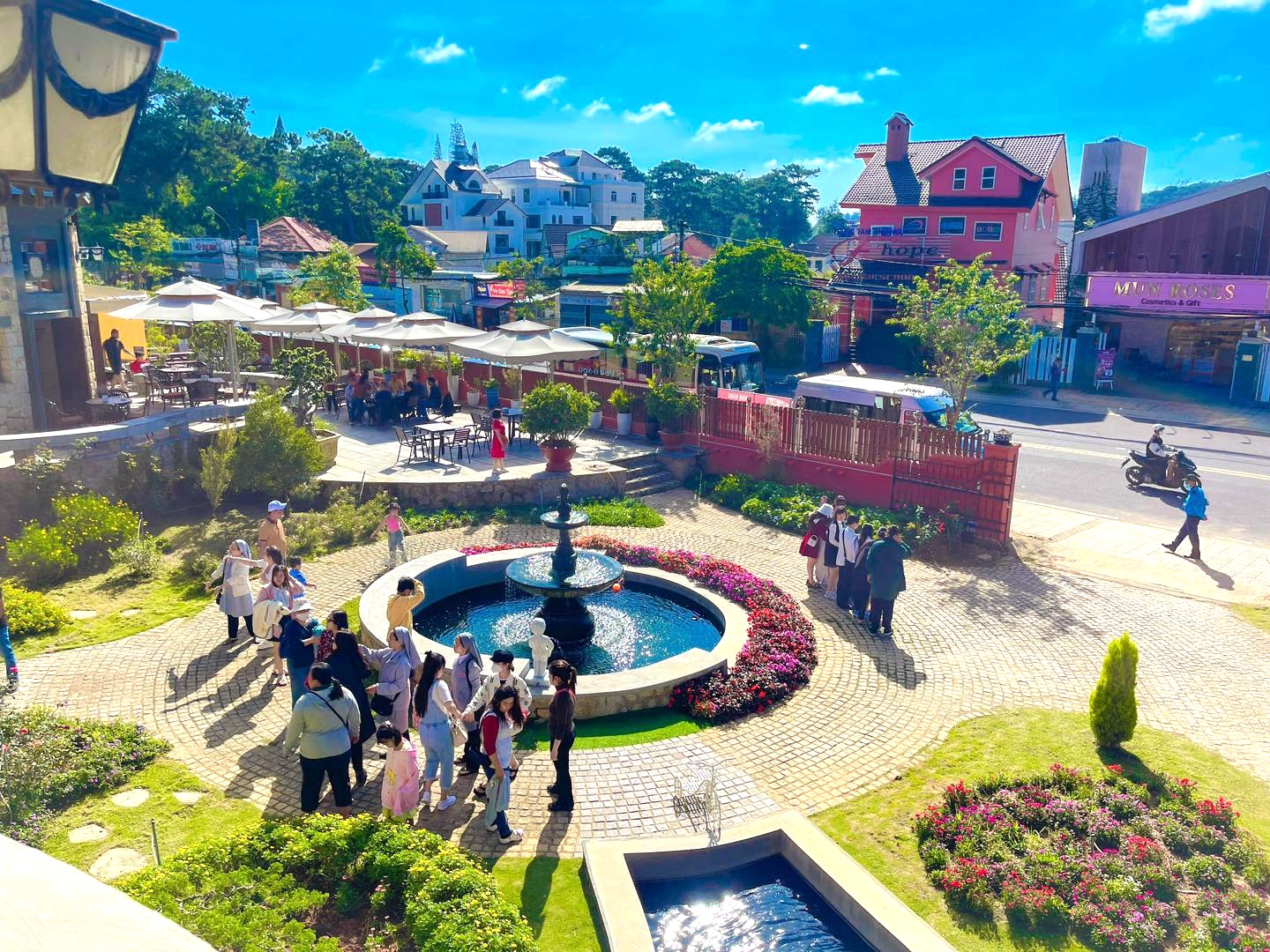 Khám phá ngôi biệt thự đá nổi tiếng ở xứ ngàn hoa - 15