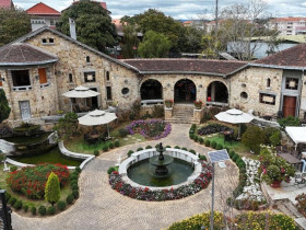  - Khám phá ngôi biệt thự đá nổi tiếng ở xứ ngàn hoa