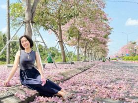  - Du khách mê mẩn với hoa kèn hồng ở Cần Thơ