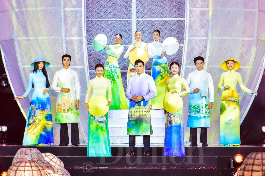 Rực rỡ ‘Sợi tơ vàng son’ giữa cơn mưa TP.HCM: Đêm khai hội áo dài đầy cảm xúc - 3