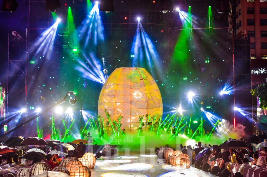 Rực rỡ ‘Sợi tơ vàng son’ giữa cơn mưa TP.HCM: Đêm khai hội áo dài đầy cảm xúc - 11