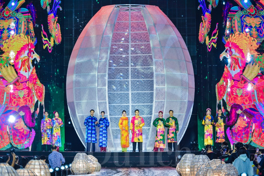 Rực rỡ ‘Sợi tơ vàng son’ giữa cơn mưa TP.HCM: Đêm khai hội áo dài đầy cảm xúc - 4