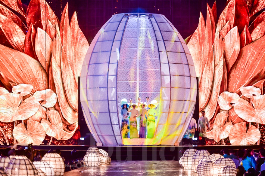 Rực rỡ ‘Sợi tơ vàng son’ giữa cơn mưa TP.HCM: Đêm khai hội áo dài đầy cảm xúc - 5