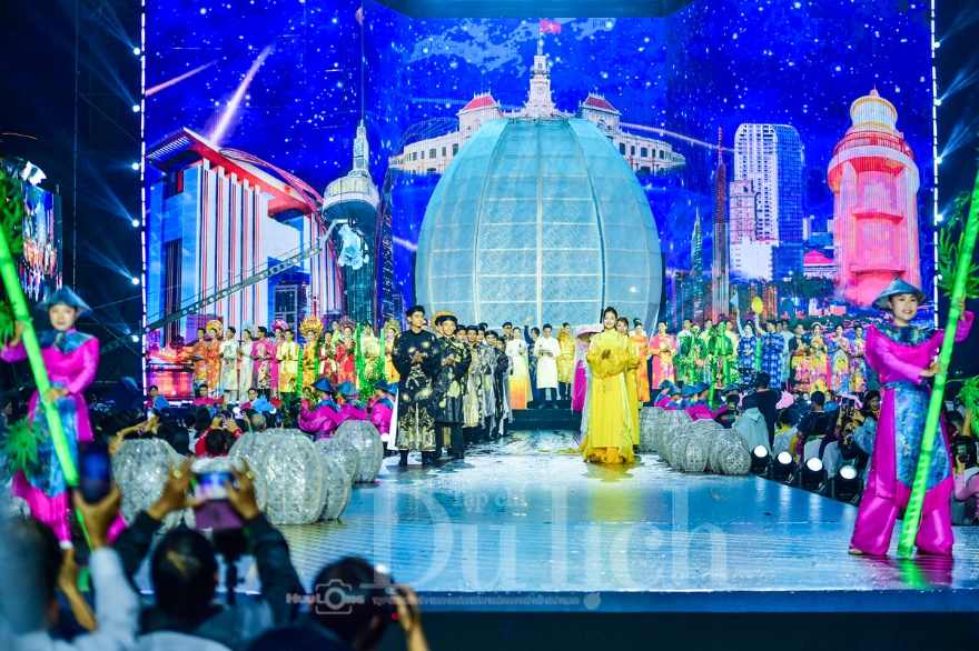 Rực rỡ ‘Sợi tơ vàng son’ giữa cơn mưa TP.HCM: Đêm khai hội áo dài đầy cảm xúc - 12