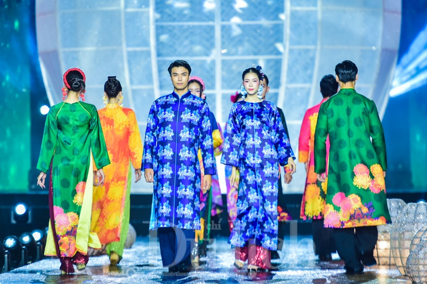 Rực rỡ ‘Sợi tơ vàng son’ giữa cơn mưa TP.HCM: Đêm khai hội áo dài đầy cảm xúc - 2