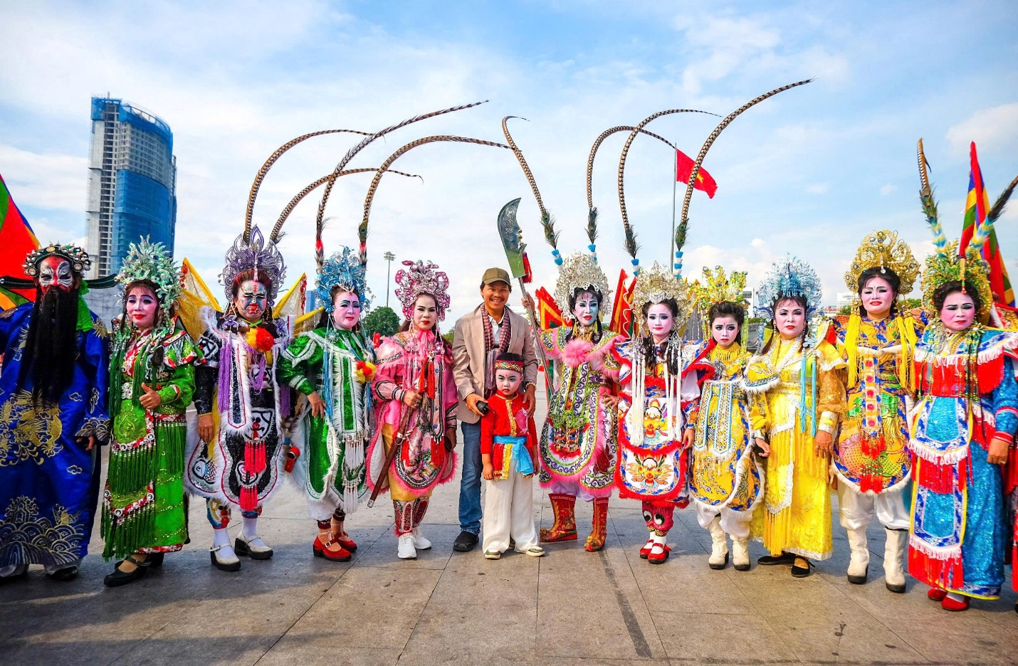 dao dien hoang duan - dam me voi nghe thuat dan toc va huong nghe thuat den cong dong - 1