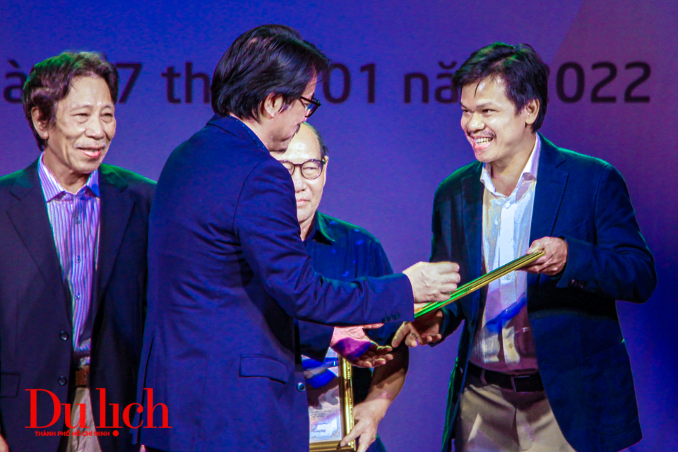 dao dien hoang duan - dam me voi nghe thuat dan toc va huong nghe thuat den cong dong - 2