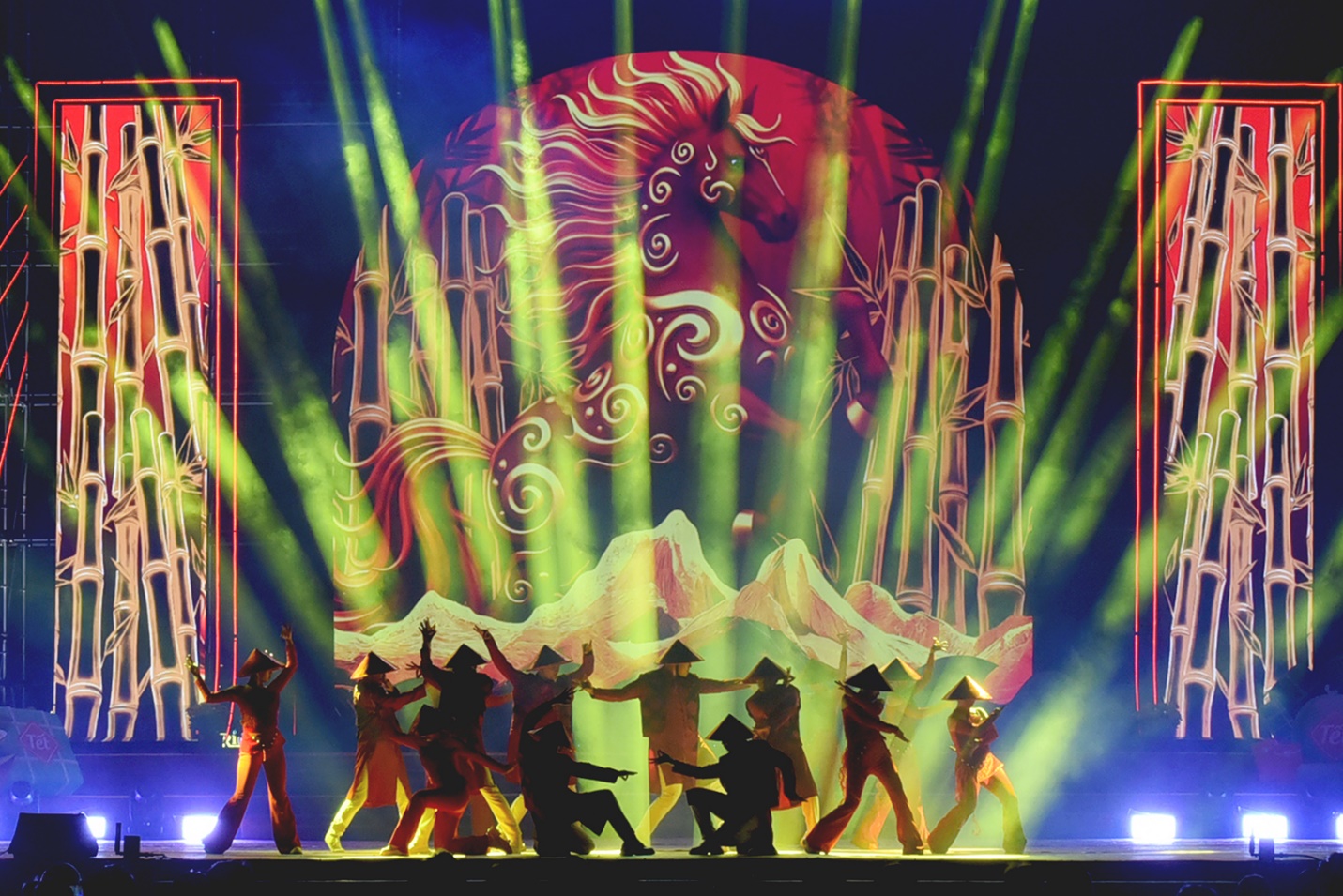 dao dien hoang duan - dam me voi nghe thuat dan toc va huong nghe thuat den cong dong - 5