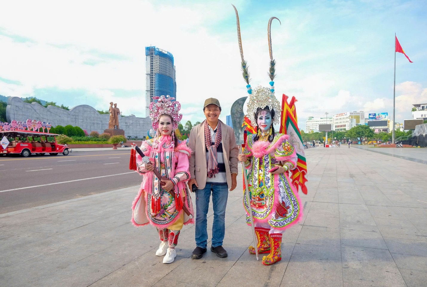 dao dien hoang duan - dam me voi nghe thuat dan toc va huong nghe thuat den cong dong - 6