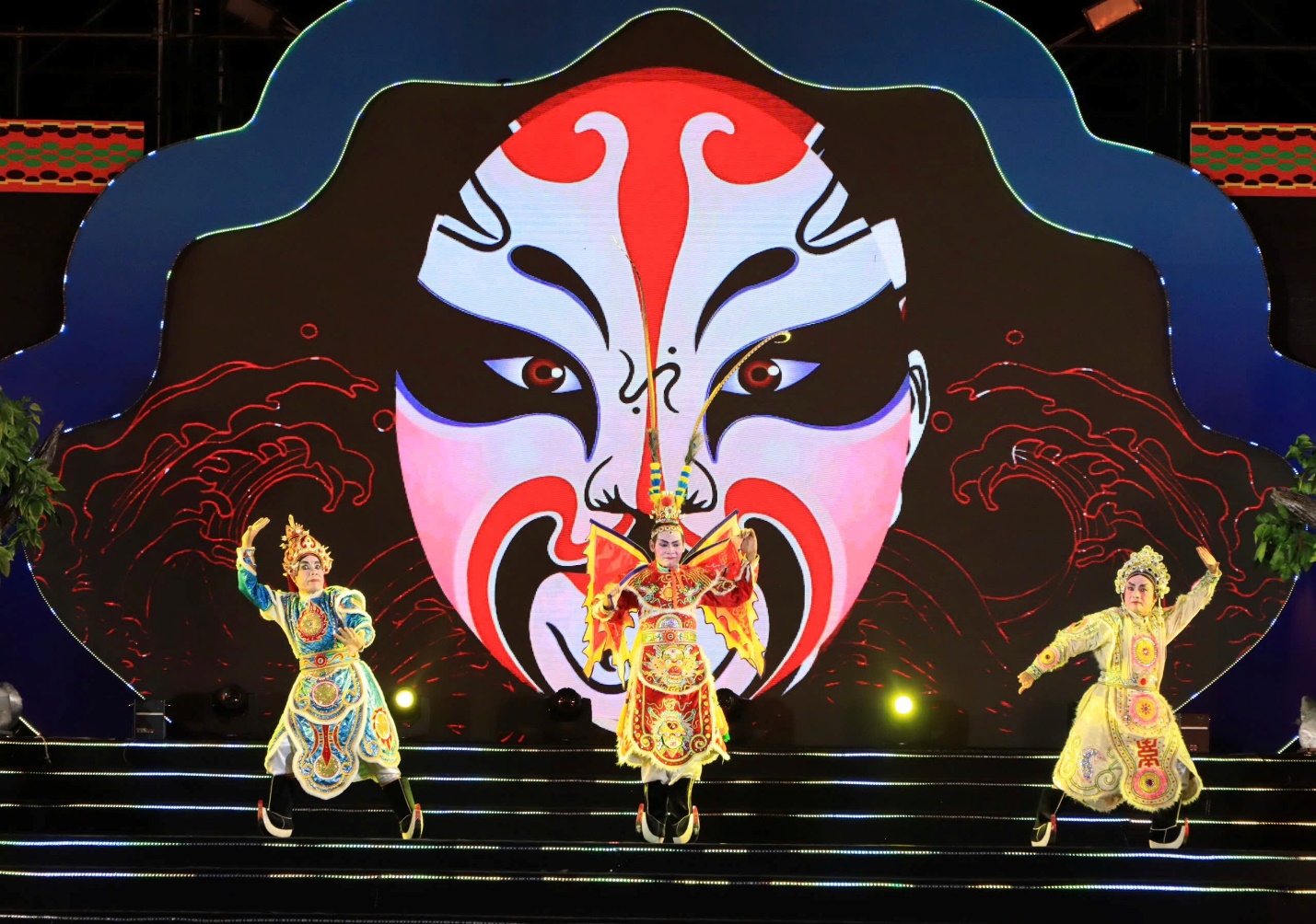 dao dien hoang duan - dam me voi nghe thuat dan toc va huong nghe thuat den cong dong - 10