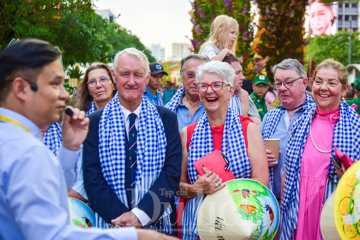 Du khách quốc tế tiếp tục đổ xô đến Việt Nam, ngành du lịch tăng trưởng ấn tượng - 1