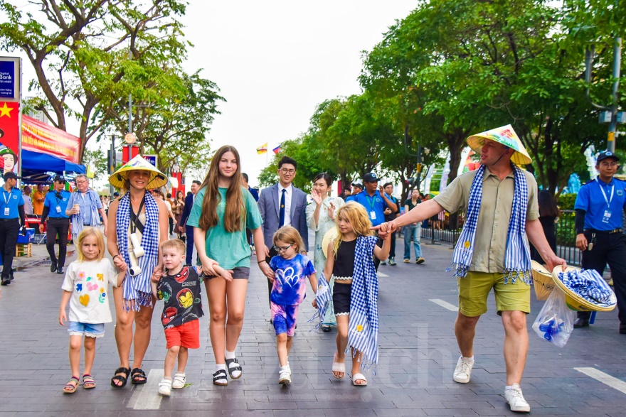 Du khách quốc tế tiếp tục đổ xô đến Việt Nam, ngành du lịch tăng trưởng ấn tượng - 2