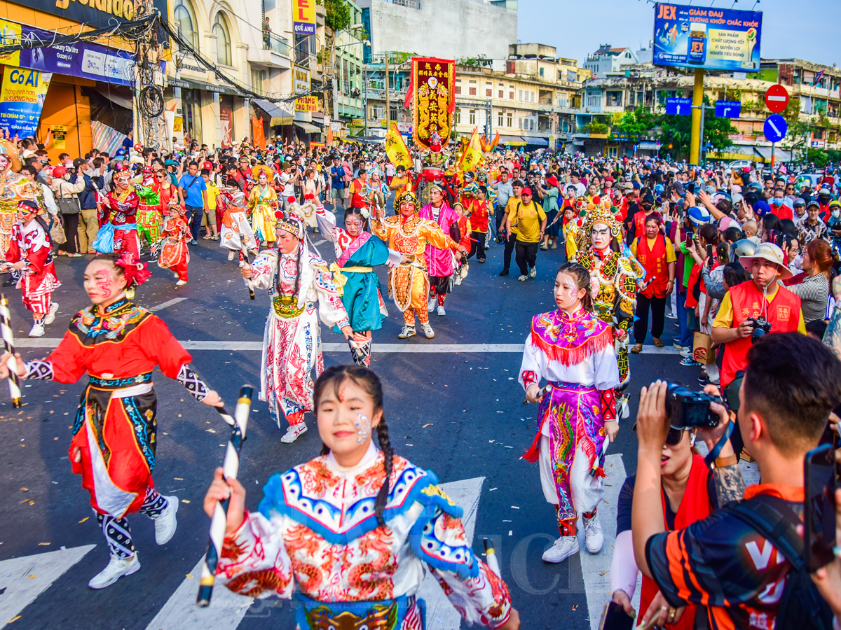 Du khách quốc tế tiếp tục đổ xô đến Việt Nam, ngành du lịch tăng trưởng ấn tượng - 6