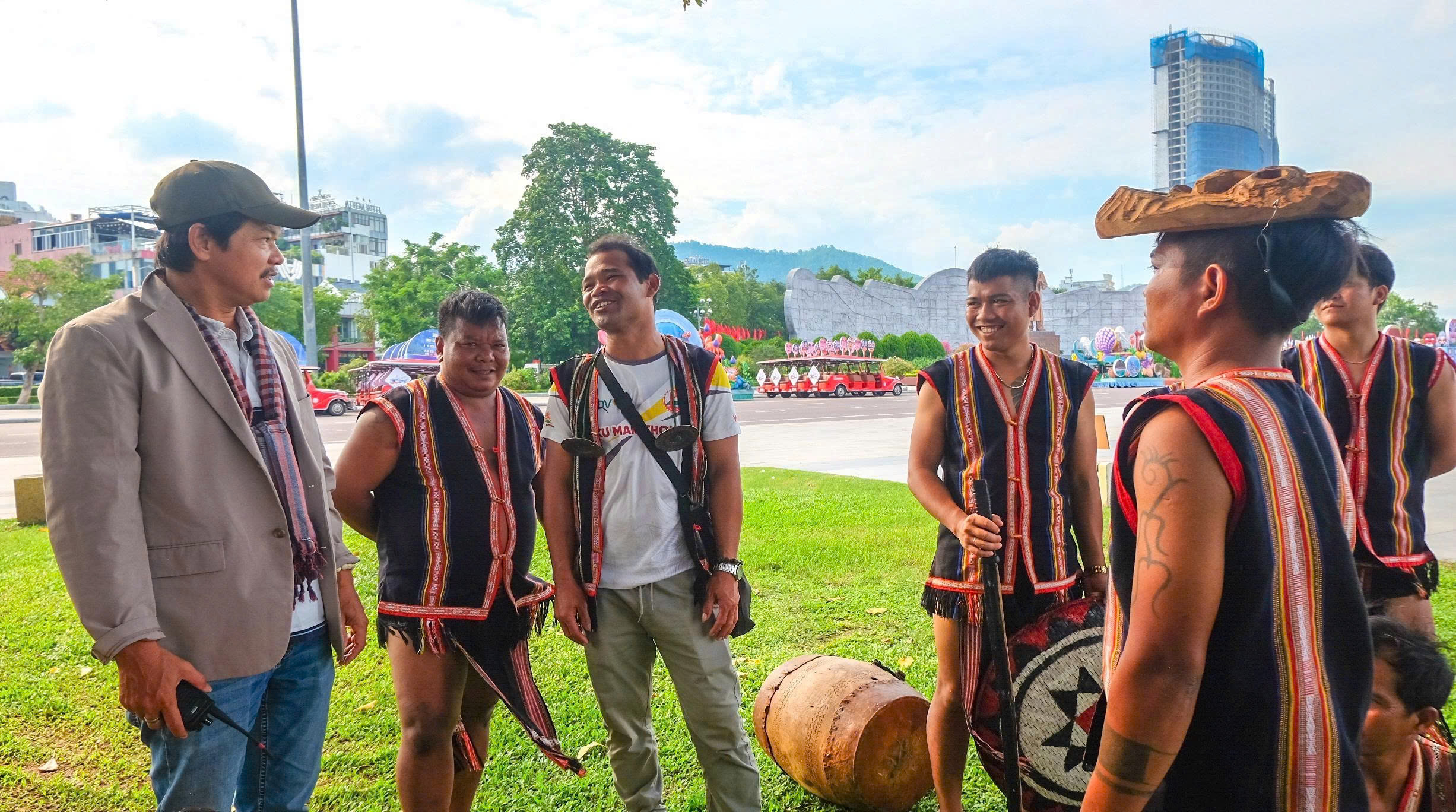 dao dien hoang duan - dam me voi nghe thuat dan toc va huong nghe thuat den cong dong - 7