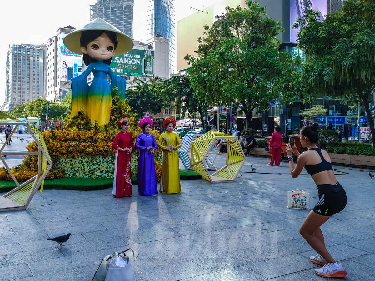 Hàng ngàn tà áo dài rực rỡ sắc xuân trên Quảng trường đi bộ trong ngày hội của phái đẹp - 6