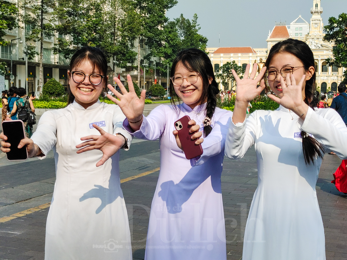 Hàng ngàn tà áo dài rực rỡ sắc xuân trên Quảng trường đi bộ trong ngày hội của phái đẹp - 10