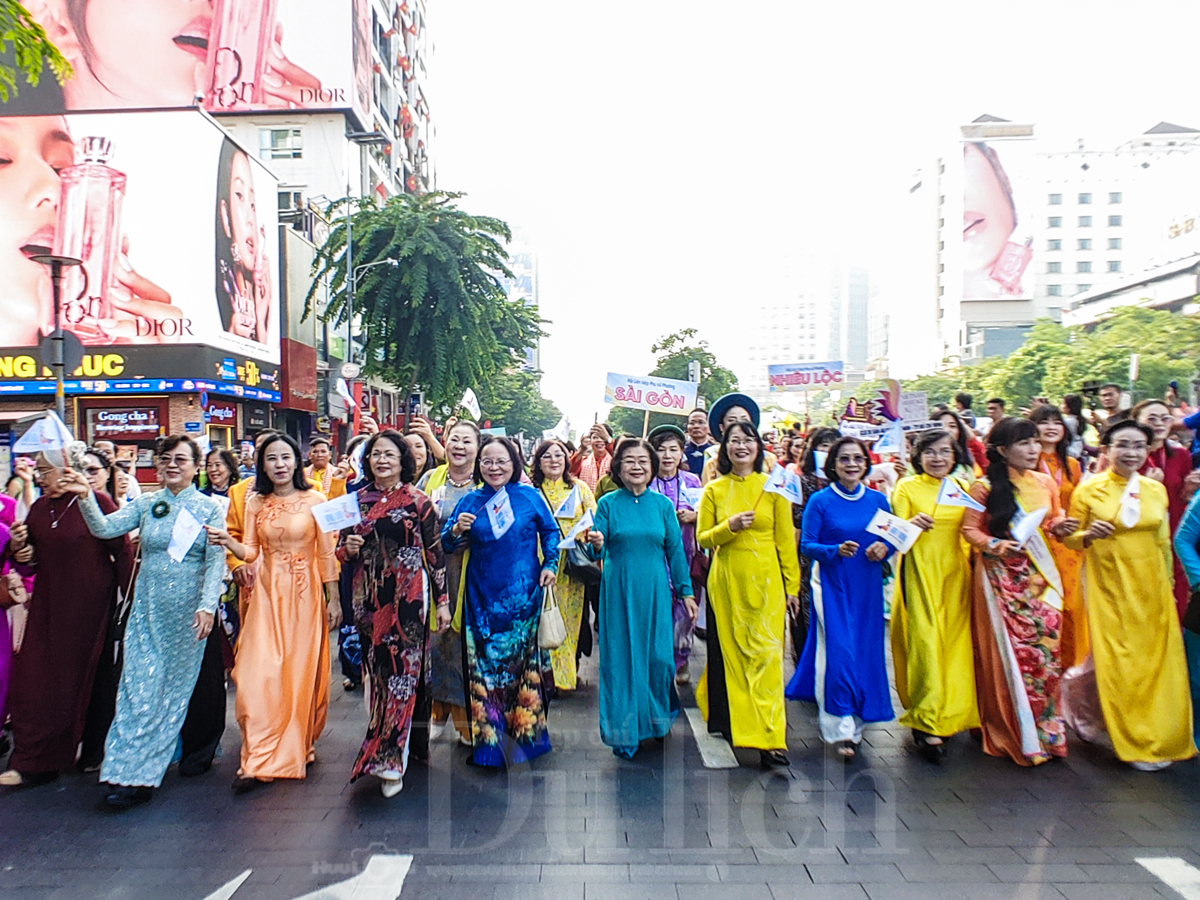 Hàng ngàn tà áo dài rực rỡ sắc xuân trên Quảng trường đi bộ trong ngày hội của phái đẹp - 7