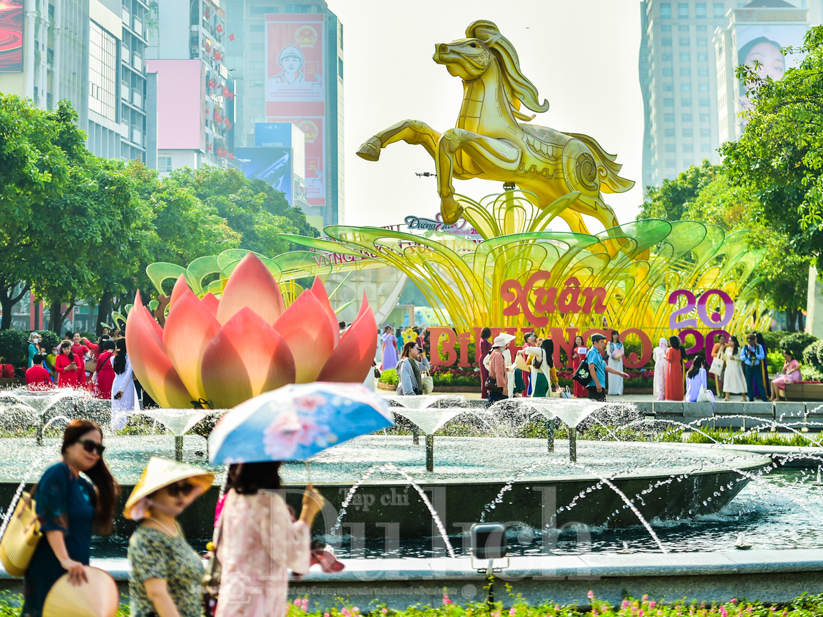 Hàng ngàn tà áo dài rực rỡ sắc xuân trên Quảng trường đi bộ trong ngày hội của phái đẹp - 13