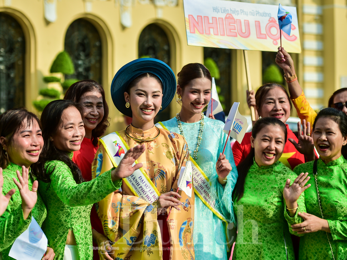 Hàng ngàn tà áo dài rực rỡ sắc xuân trên Quảng trường đi bộ trong ngày hội của phái đẹp - 4