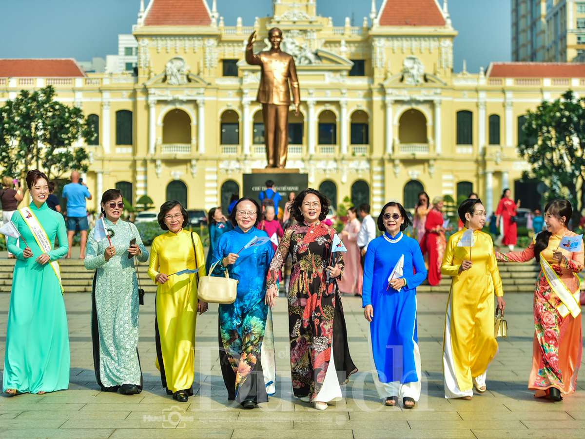 Hàng ngàn tà áo dài rực rỡ sắc xuân trên Quảng trường đi bộ trong ngày hội của phái đẹp - 12